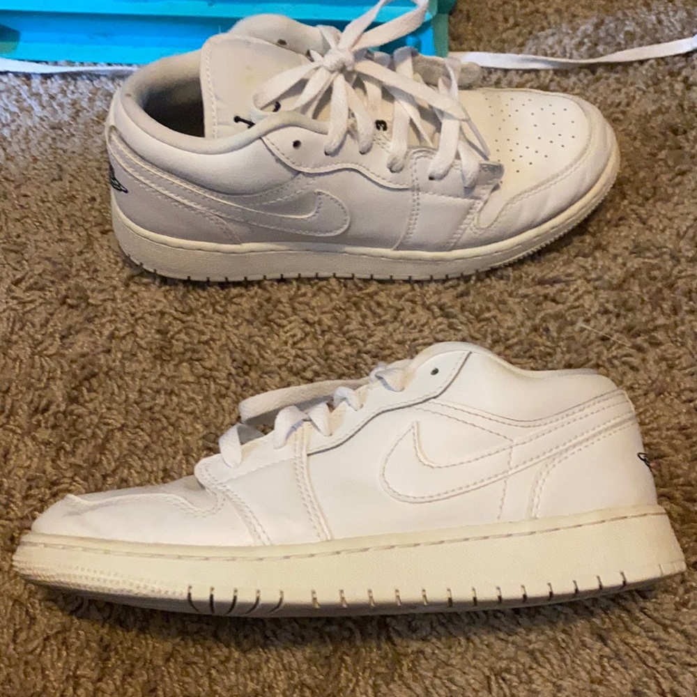 white jordan ones SIZE 4.5 but fits a 5
